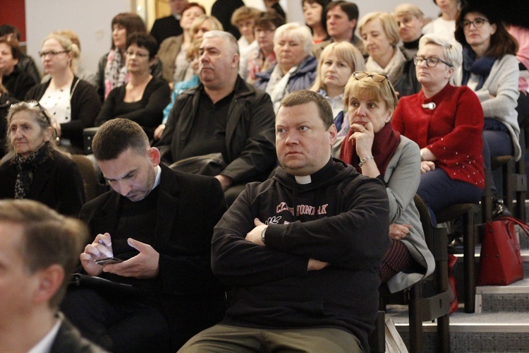 Sympozjum naukowe "Bóg obecny i czczony w Rodzinach" 