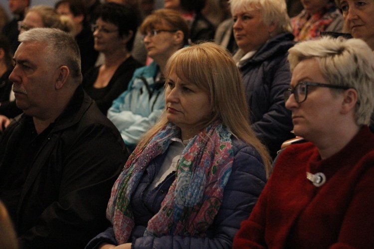 Sympozjum naukowe "Bóg obecny i czczony w Rodzinach" 