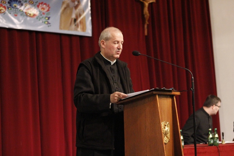 Sympozjum naukowe "Bóg obecny i czczony w Rodzinach" 