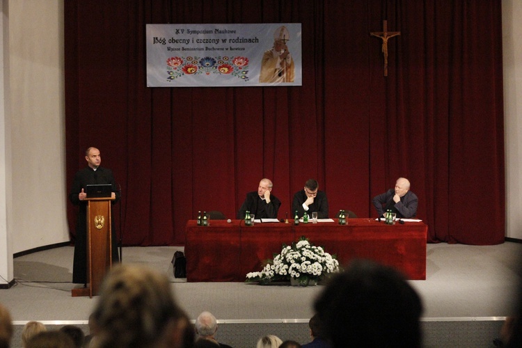 Sympozjum naukowe "Bóg obecny i czczony w Rodzinach" 