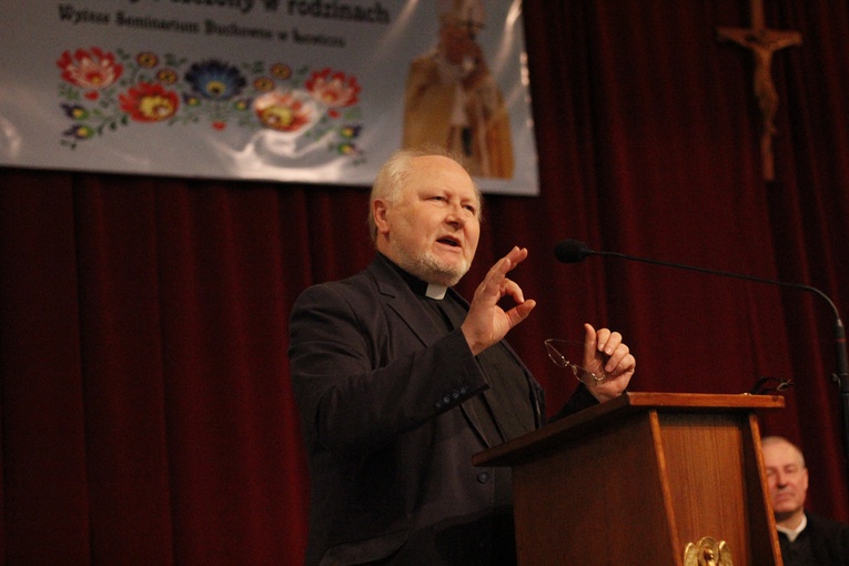 Sympozjum naukowe "Bóg obecny i czczony w Rodzinach" 