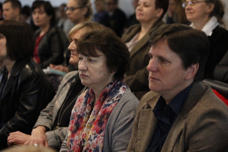 Sympozjum naukowe "Bóg obecny i czczony w Rodzinach" 