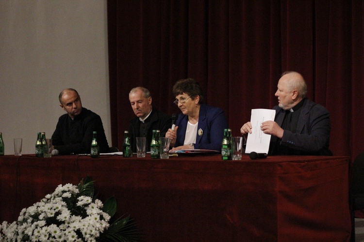 Sympozjum naukowe "Bóg obecny i czczony w Rodzinach" 