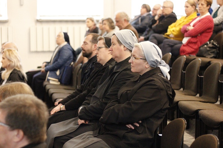 Sympozjum naukowe "Bóg obecny i czczony w Rodzinach" 