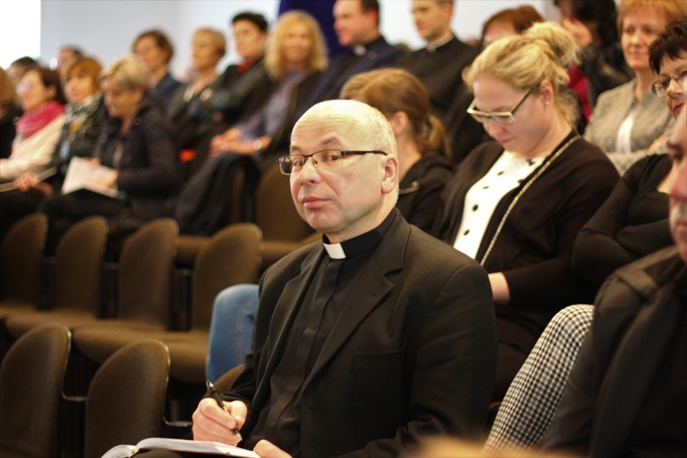 Sympozjum naukowe "Bóg obecny i czczony w Rodzinach" 