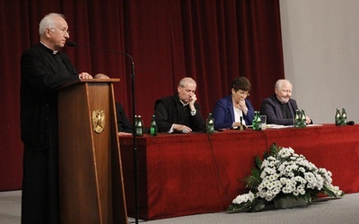 Sympozjum naukowe "Bóg obecny i czczony w Rodzinach" 