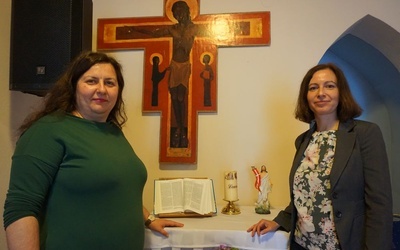 Magdalena i Emanuela życzliwie prowadziły uczestników przez kolejne etapy bibliodramy.