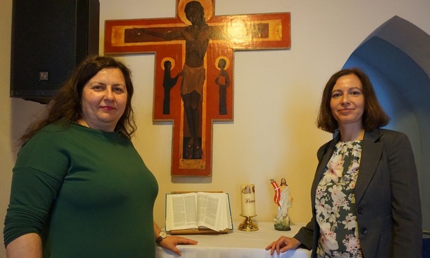 Magdalena i Emanuela życzliwie prowadziły uczestników przez kolejne etapy bibliodramy.