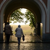 Góra św. Anny. Pielgrzymka modlących się za księży