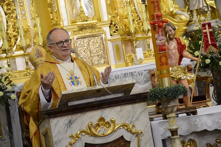 Góra św. Anny. Pielgrzymka modlących się za księży