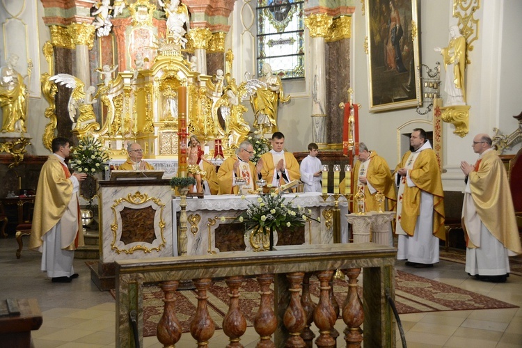 Góra św. Anny. Pielgrzymka modlących się za księży