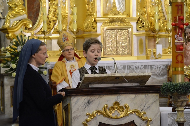 Góra św. Anny. Pielgrzymka modlących się za księży