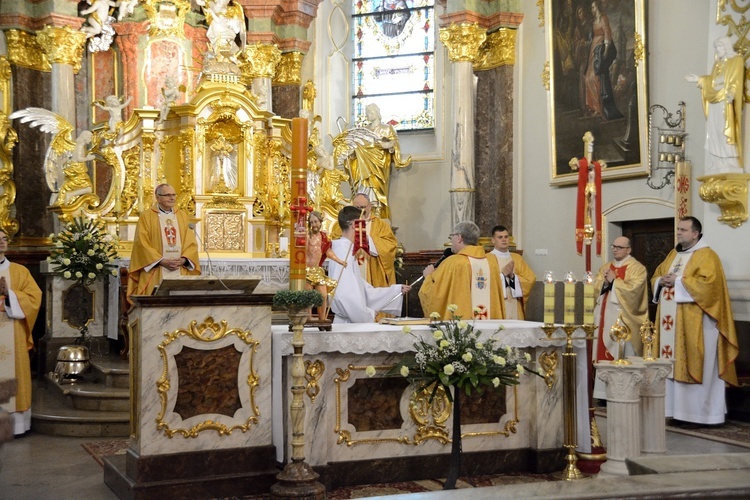 Góra św. Anny. Pielgrzymka modlących się za księży