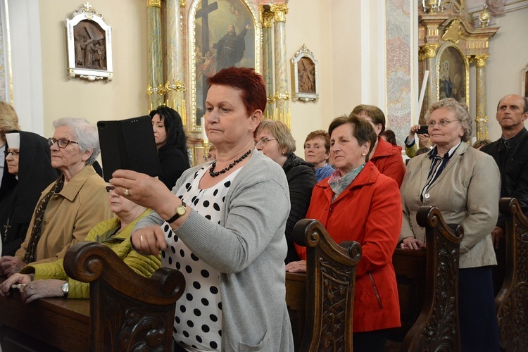 Góra św. Anny. Pielgrzymka modlących się za księży