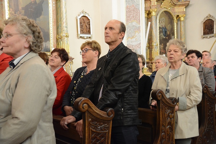 Góra św. Anny. Pielgrzymka modlących się za księży