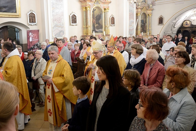 Góra św. Anny. Pielgrzymka modlących się za księży