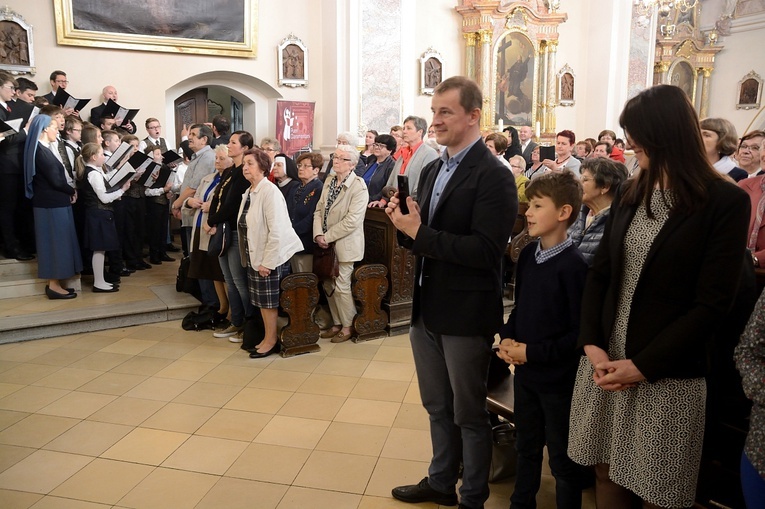 Góra św. Anny. Pielgrzymka modlących się za księży