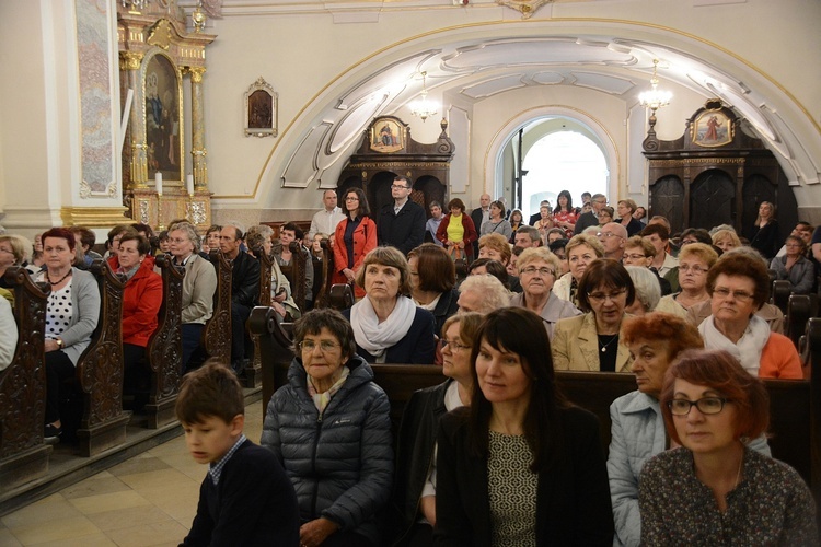 Góra św. Anny. Pielgrzymka modlących się za księży