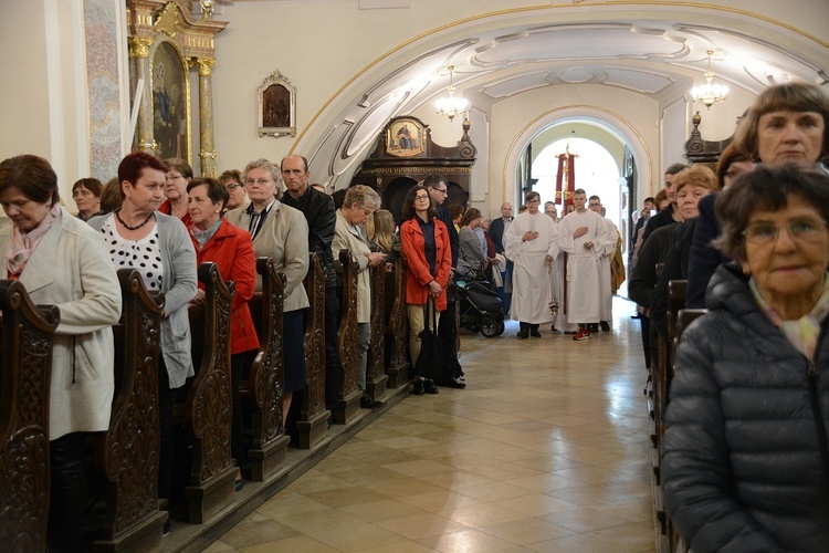 Góra św. Anny. Pielgrzymka modlących się za księży