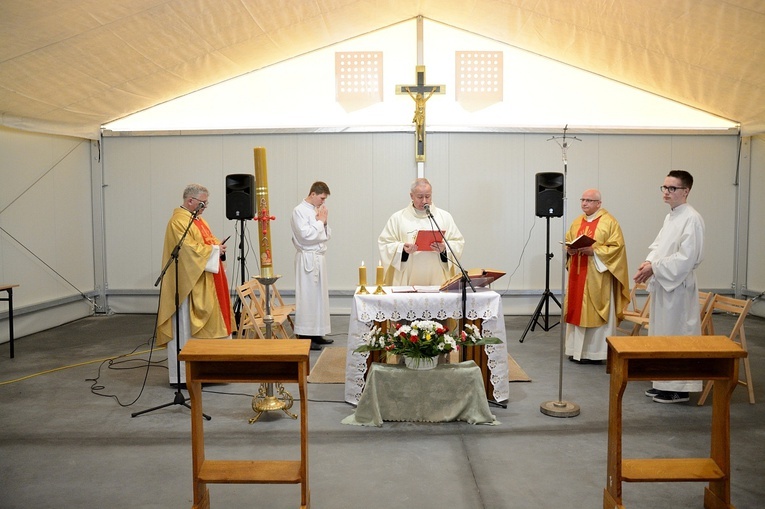 Opole. Pierwsza Eucharystia w parafii św. Jana Pawła II