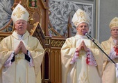 Od lewej biskupi: Adam Odzimek, Henryk Tomasik i Piotr Turzyński.