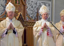 Od lewej biskupi: Adam Odzimek, Henryk Tomasik i Piotr Turzyński.