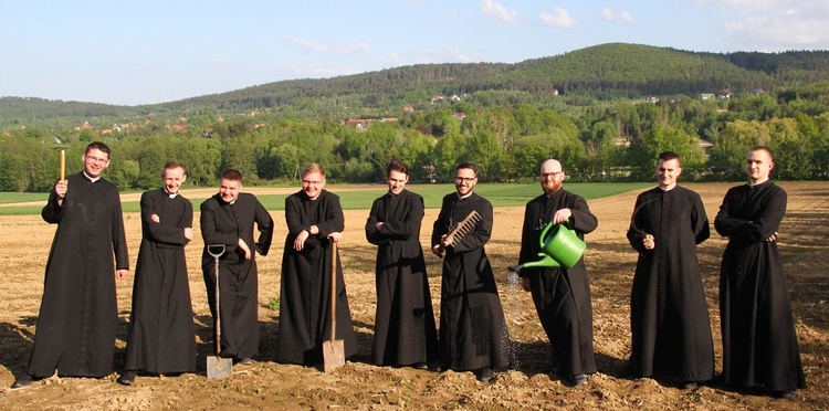 Siewcy Słowa - specjalna sesja zdjęciowa neoprezbiterów wrocławskich