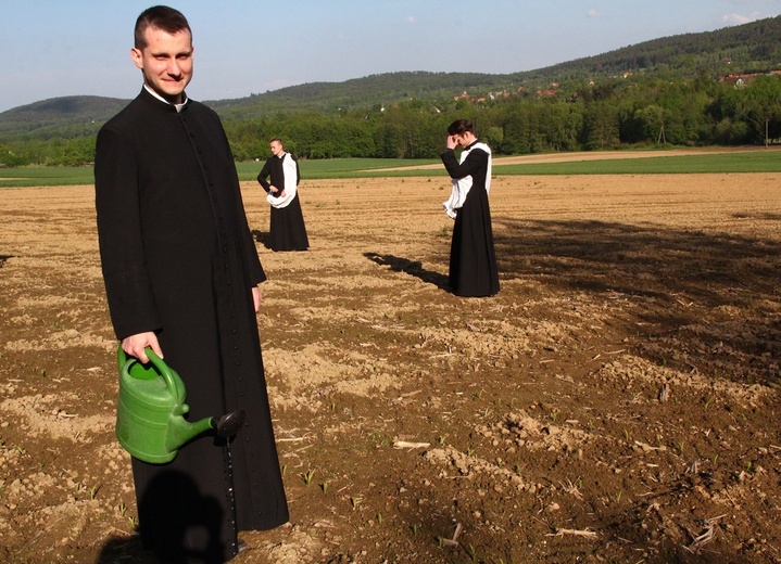 Siewcy Słowa - specjalna sesja zdjęciowa neoprezbiterów wrocławskich