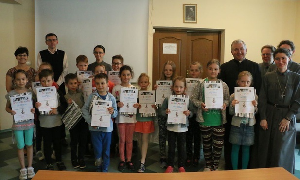 Uczestnicy konkursu w kategorii klasy I-III.