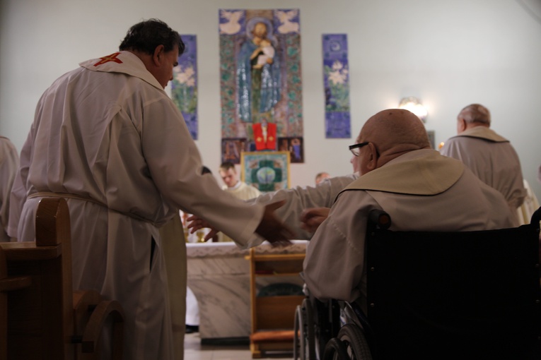 Wspólna modlitwa neoprezbiterów z emerytami 