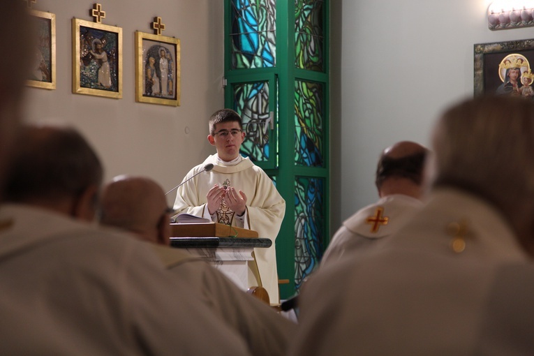 Wspólna modlitwa neoprezbiterów z emerytami 