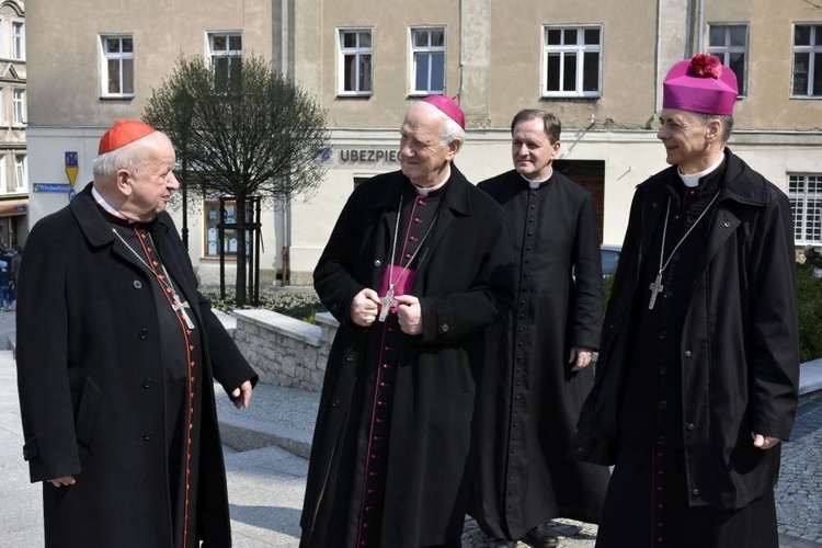 Kard. Stanisław Dziwisz w Świdnicy przy pomniku św. Jana Pawła II