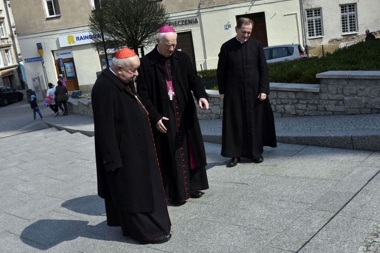 Kard. Stanisław Dziwisz w Świdnicy przy pomniku św. Jana Pawła II