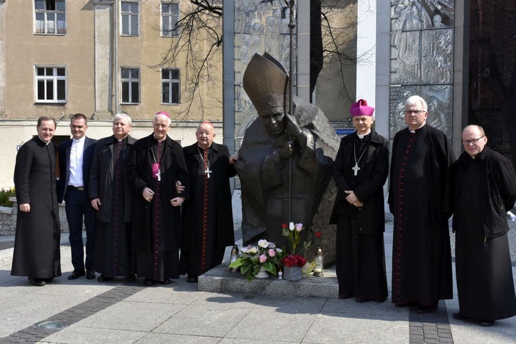 Kard. Stanisław Dziwisz w Świdnicy przy pomniku św. Jana Pawła II