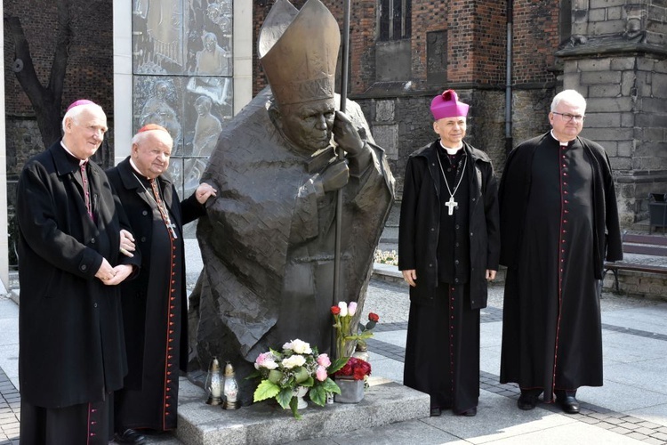 Kard. Stanisław Dziwisz w Świdnicy przy pomniku św. Jana Pawła II