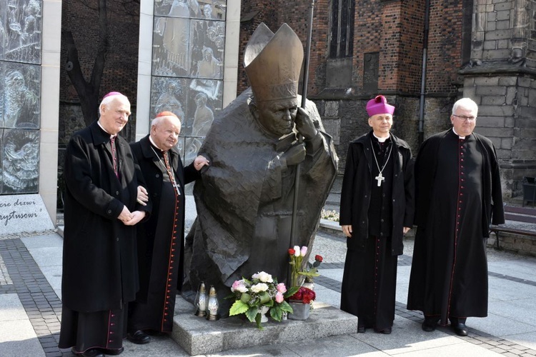 Kard. Stanisław Dziwisz w Świdnicy przy pomniku św. Jana Pawła II