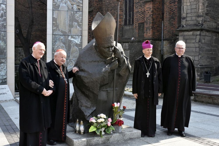 Kard. Stanisław Dziwisz w Świdnicy przy pomniku św. Jana Pawła II