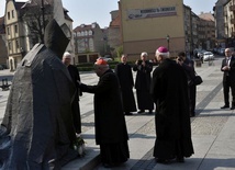 Kard. Stanisław Dziwisz w Świdnicy przy pomniku św. Jana Pawła II