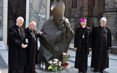 Pamiątkowe zdjęcie przy posągu św. Jana Pawła II.
