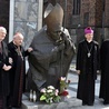 Pamiątkowe zdjęcie przy posągu św. Jana Pawła II.