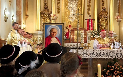 ▲	Kardynał zachęcał młodych do poznawania Jana Pawła II.