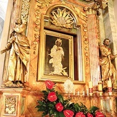 ▲	Patronką wspólnoty jest św. Katarzyna Aleksandryjska, której wizerunek znajduje się w ołtarzu bocznym.