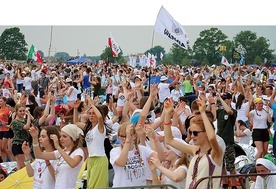 Na lednickich polach młodzi wspólnie modlą się i bawią.