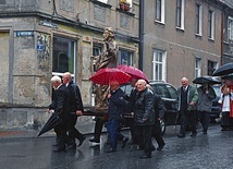 ▲	Figura i relikwie niesione były ulicami w strugach deszczu.