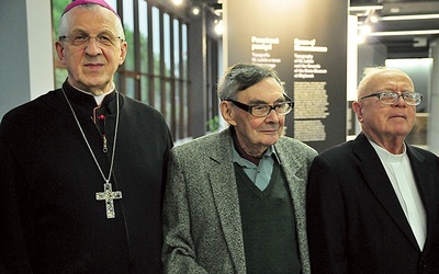 ▲	Od lewej: bp Mieczysław Cisło, Marian Turski, ks. Grzegorz Pawłowski.