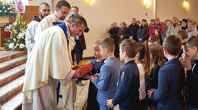 ▲	Dzieci uroczyście wręczyły proboszczowi koronę  dla Matki Bożej. 