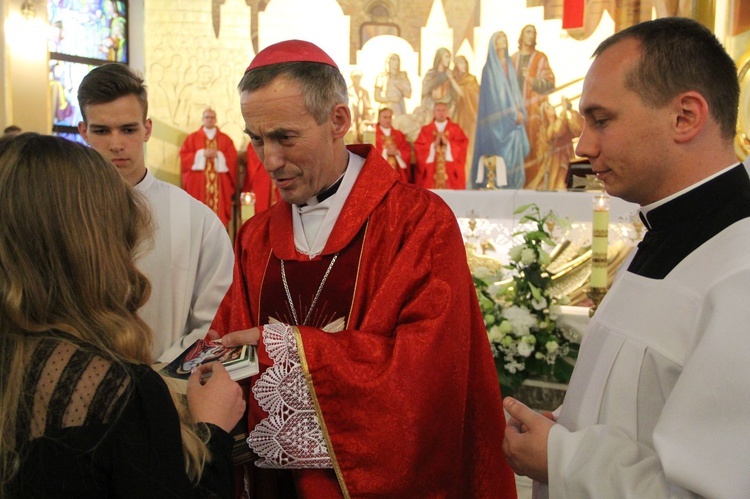 Bierzmowanie w kościele św. Heleny w Nowym Sączu