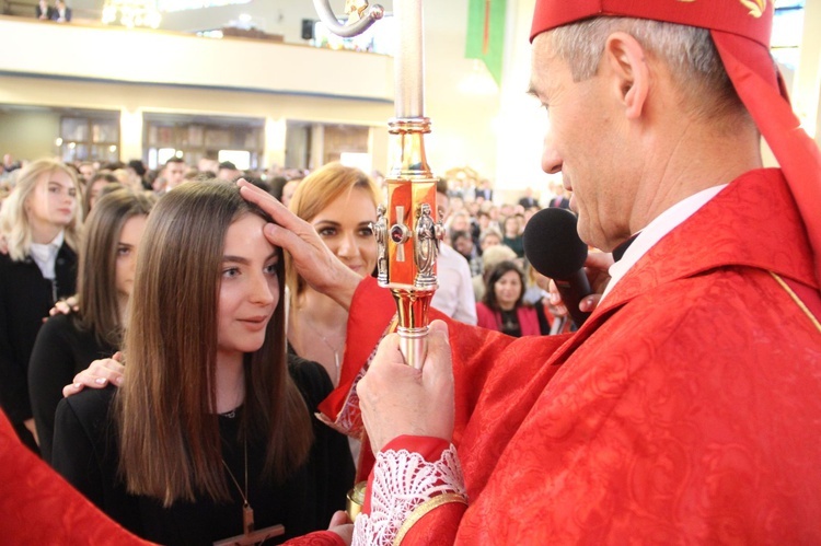 Bierzmowanie w kościele św. Heleny w Nowym Sączu