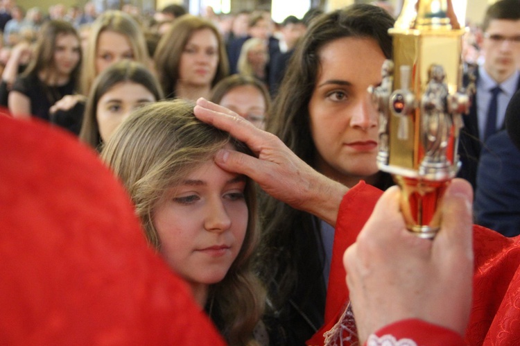 Bierzmowanie w kościele św. Heleny w Nowym Sączu