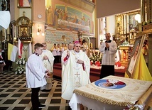Biskup poświęcił sztandar dla placówki. 